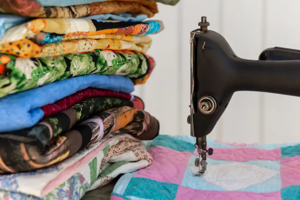 An Old Sewing Machine With Quilts