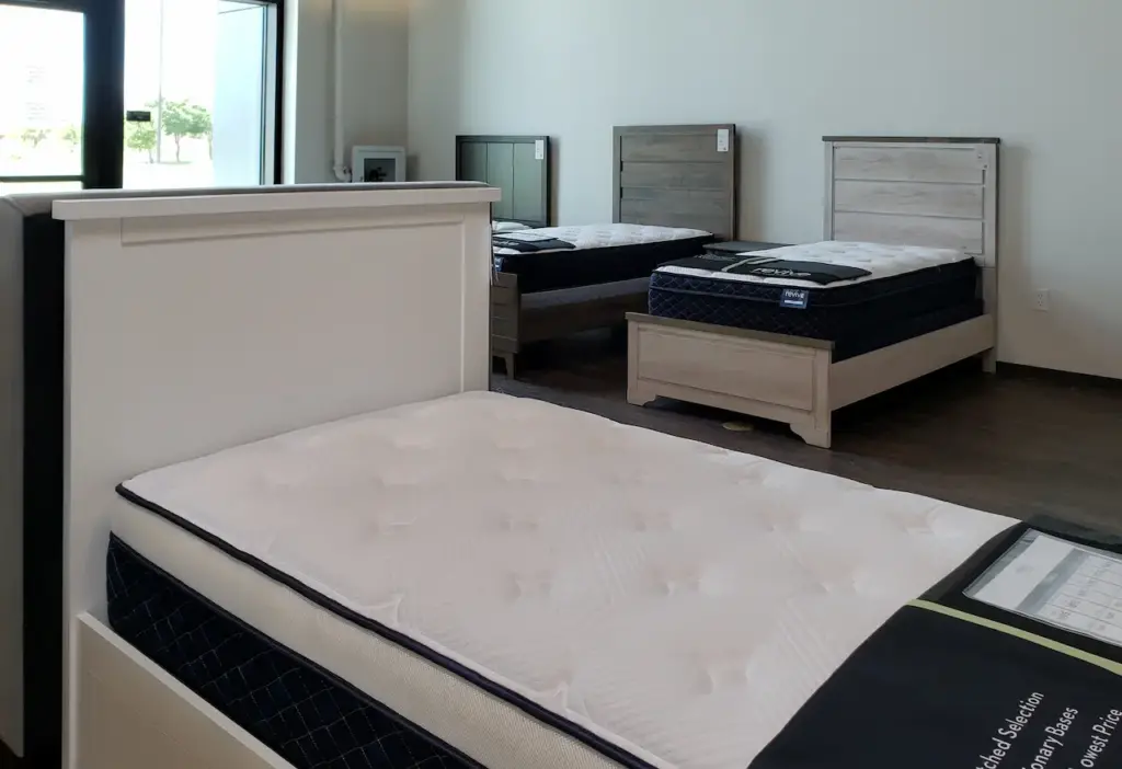 A White Mattress at Home, How to Compress a Mattress at Home? 